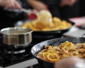 paella mit meeresfrüchten