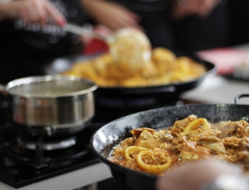 Bereiten Sie mit uns eine Paella mit Meeresfrüchten vor