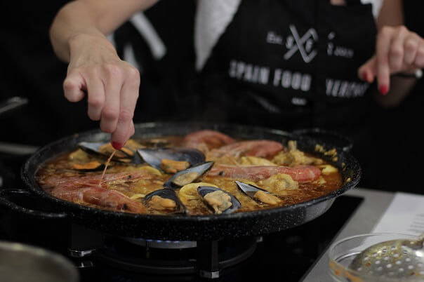 cook spanish seafood paella