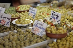 aceitunas aloreñas en el mercado central