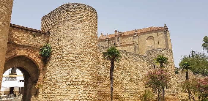 puerta y muralla de Almocábar