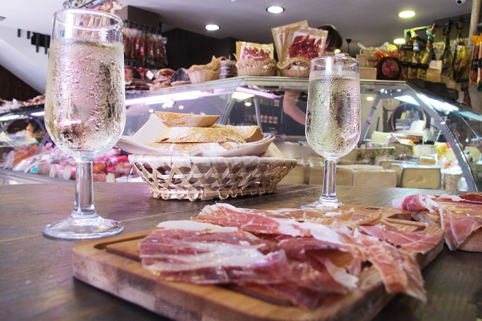 manzanilla and tapa in ultramarinos