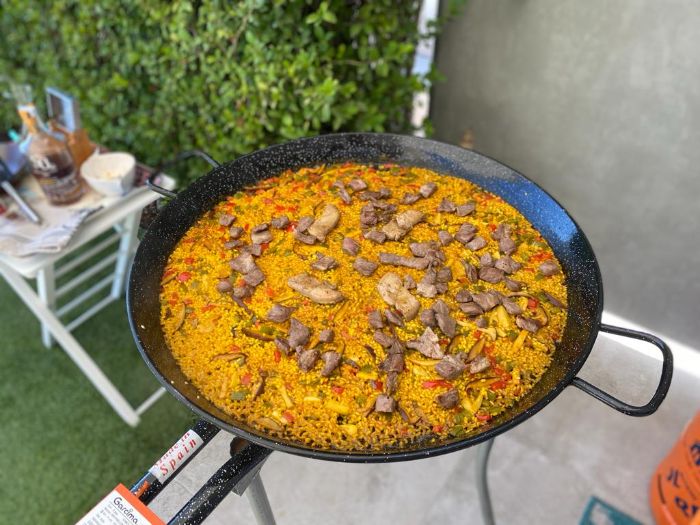 Authentic Paella recipe for 100 Persons – Paella Pans Included