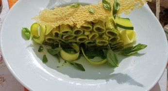 Receta de Rigatoni al Pesto de Calabacín y Teja de Parmesano