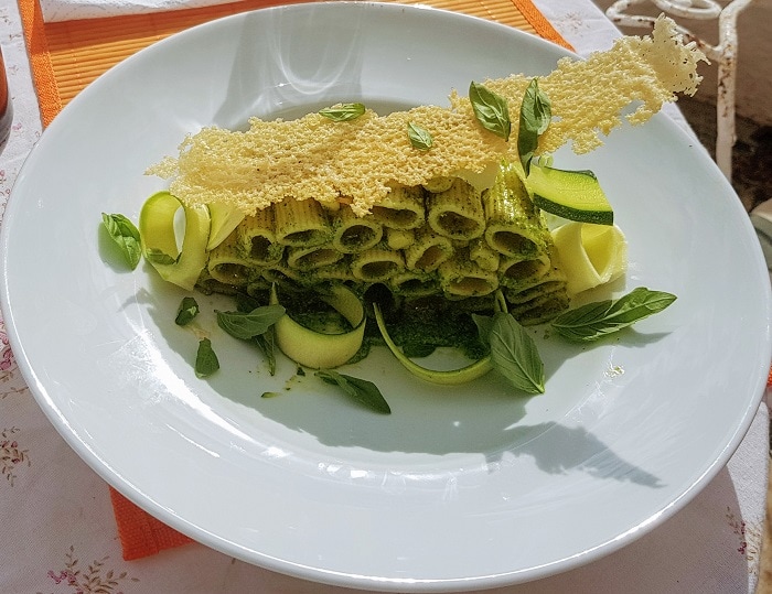 Receta de Rigatoni al Pesto de Calabacín y Teja de Parmesano