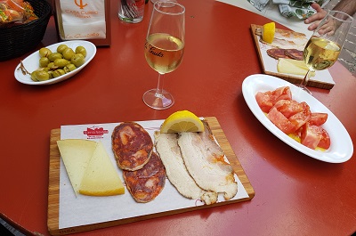 chacinas quesos y manzanilla taberna marbella