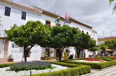 plaza de los naranjos marbella tapa de berenjena de almagro