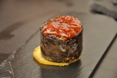 tapa de morcilla de burgos con mermelada de tomate