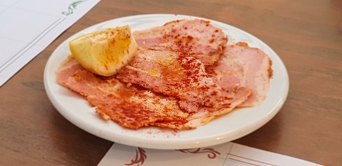 Chicharrones with paprika and lemon