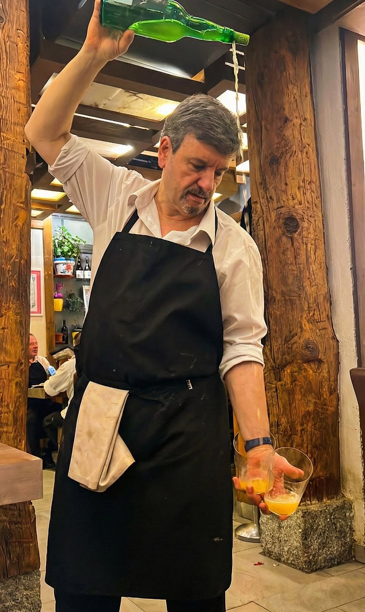 escanciando sidra el escarpin madrid food tour escanciando sidra el escarpin madrid food tour